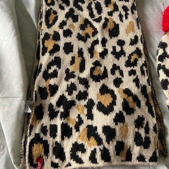 Leopard print hat and scarf - Picture 2 of 4